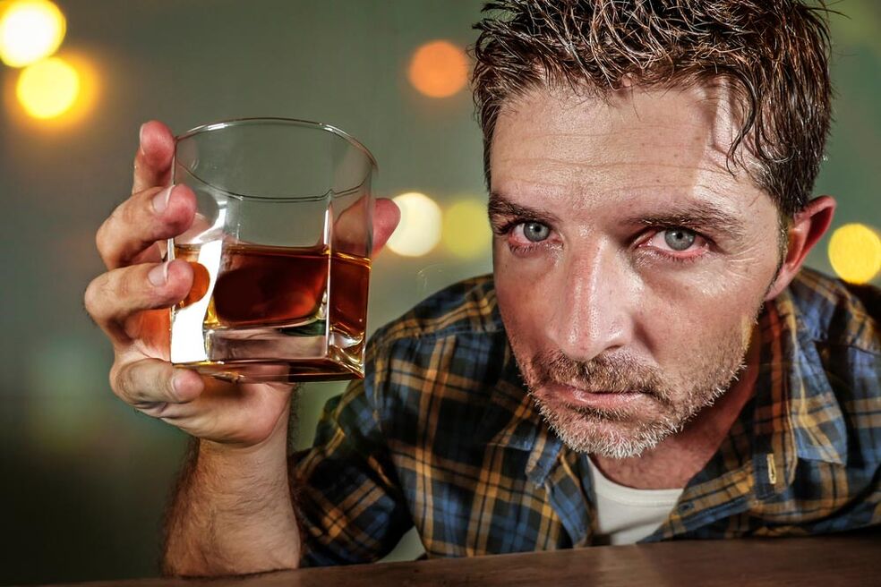 Un home alcohólico parece doloroso